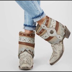❤️sold❤️Corral off white bling booties